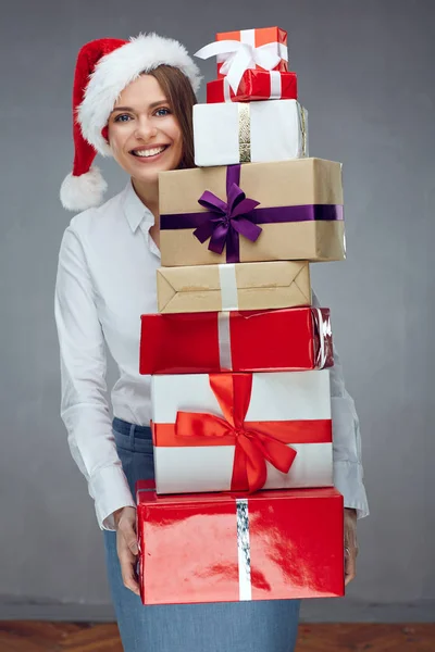 Santa Zakenvrouw Holding Stapel Kerstcadeaus — Stockfoto