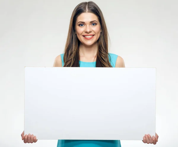 Mulher Sorrindo Vestindo Vestido Azul Segurando Placa Sinal Publicidade Fundo — Fotografia de Stock