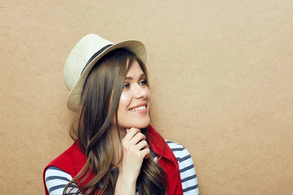 Şapka Genç Stil Kıyafetlerle Gülümseyen Kadın Portresi — Stok fotoğraf