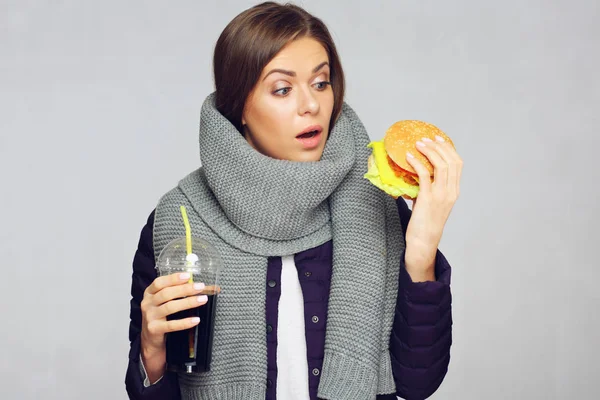 Geschokt Jonge Vrouw Warme Sjaal Holding Hamburger Met Cola Drinken — Stockfoto