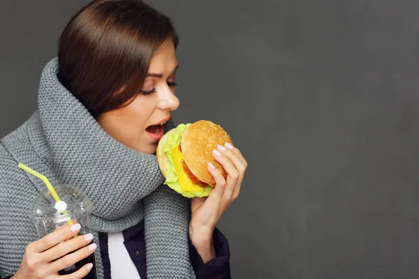 Jonge Vrouw Warme Sjaal Snel Eten Met Plezier — Stockfoto