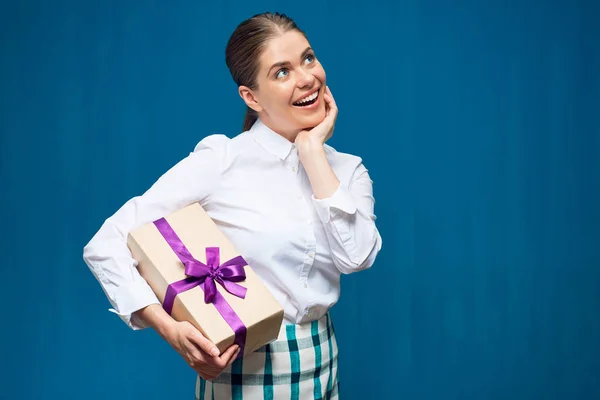 Joven Empresaria Sosteniendo Caja Regalo Papel Mirando Lado — Foto de Stock