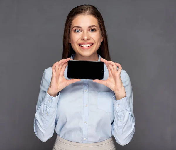 Mujer Negocios Sonriente Sosteniendo Teléfono Inteligente Negro Sonriendo Fondo Pared —  Fotos de Stock