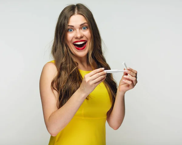 Удивленная Женщина Желтом Платье Проведение Теста Беременность — стоковое фото