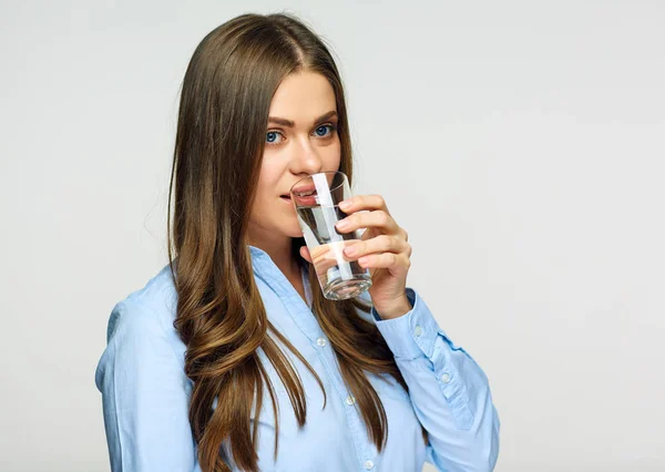 Hermosa Mujer Beber Agua Vidrio Aislado Sobre Fondo Blanco Primer —  Fotos de Stock