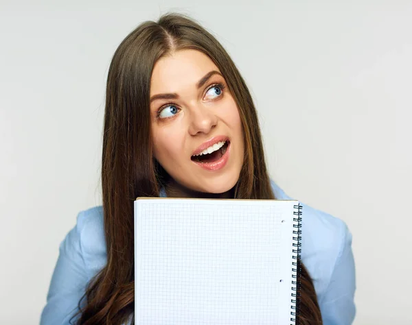 Surpreso Mulher Segurando Livro Exercícios Contra Rosto Isolado Fundo Branco — Fotografia de Stock