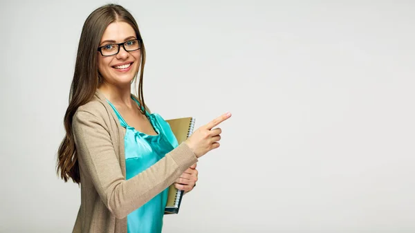 Sonriente Estudiante Mujer Sosteniendo Libro Con Bloc Notas Señalando Dedo — Foto de Stock