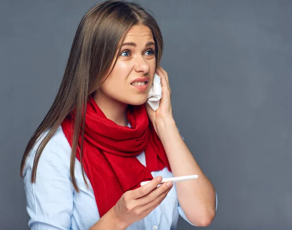 Frau mit Thermometer und Papiertaschentuch. — Stockfoto