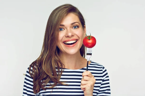 Lächelnde junge Frau mit Tomate auf Gabel. — Stockfoto