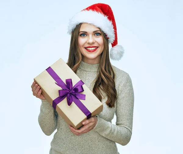 Casual Klädd Leende Kvinna Santa Hatt Innehar Julklapp Isolerade Porträtt — Stockfoto