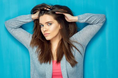 uzun saçlı güzel kız gülümseyerek.