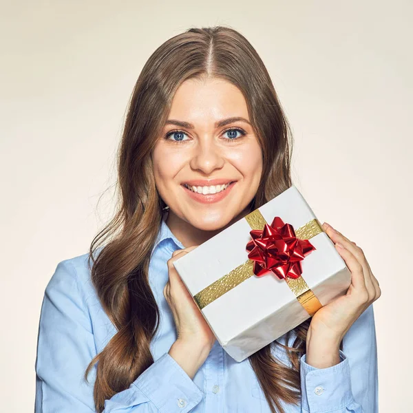 Leende affärskvinna holding presentbox — Stockfoto