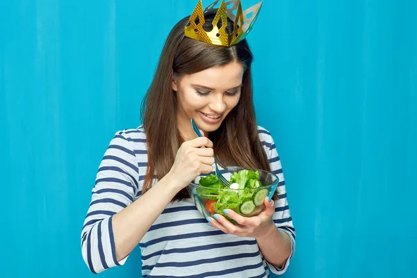 Glimlachend meisje draagt kroon eten Salade. — Stockfoto