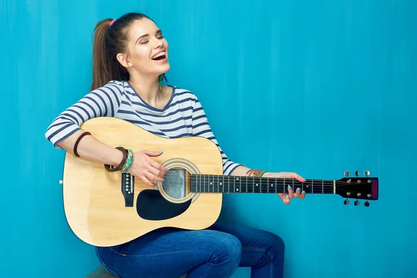 Adolescente menina jogar na guitarra e emocional canta . — Fotografia de Stock