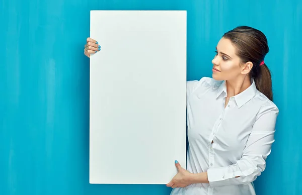 Kobieta trzyma duży biały sztandar z miejsca kopii. — Zdjęcie stockowe