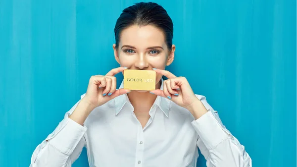 Femme d'affaires portant une chemise blanche tenant une carte de crédit . — Photo