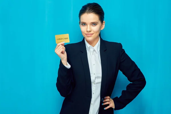 Leende kvinna anläggning kreditkort. — Stockfoto