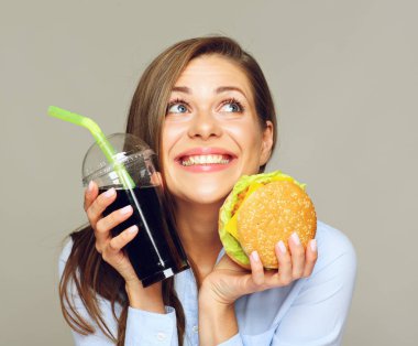 cola içecek ile lezzetli burger tutan mutlu kadın portresi