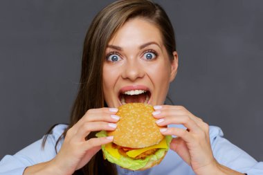 mavi gömlekli burger yemek aç işkadını portresi 