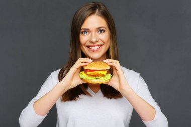 lokanta burger elinde tutan genç kadın portresi 