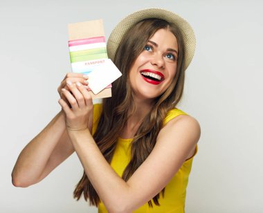 sürpriz kadın ile açılan ağız holding pasaport ve bilet ve kredi kartı, seyahat kavramı 