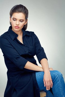 seksi güzel kadın siyah shirtdress ışık arka plan üzerinde poz giyinmiş 