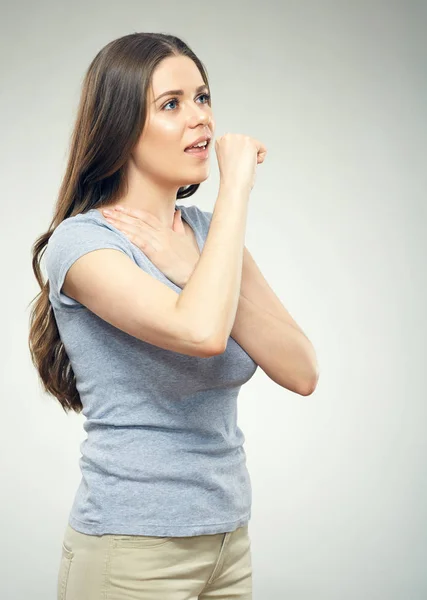 Mujer Vestida Casual Con Cabello Largo Tosiendo Sobre Fondo Claro —  Fotos de Stock