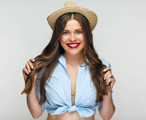 Retrato Mulher Atraente Sorridente Chapéu Mexicano Tocando Cabelo Posando Isolado — Fotografia de Stock