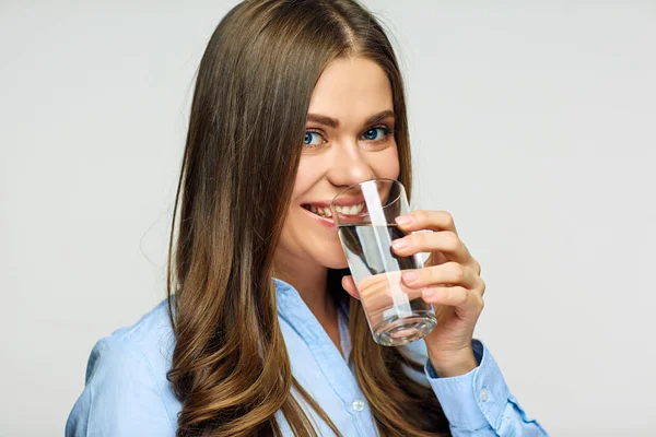 Mooie Vrouw Drinkwater Uit Glas Geïsoleerd Een Witte Achtergrond Close — Stockfoto