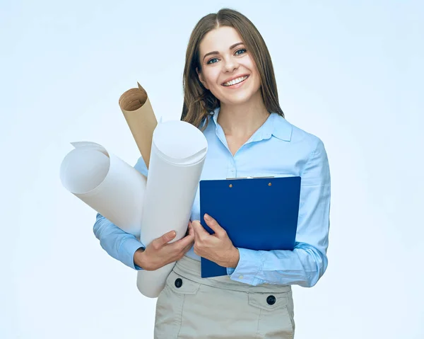 青写真と白い背景に分離されたクリップボードを保持している笑顔の建築家女性クローズ アップ — ストック写真