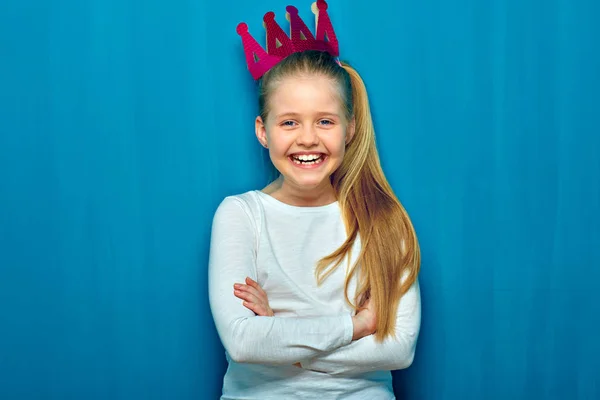 Niña Sonriente Con Corona Papel Pie Con Brazos Cruzados Sobre —  Fotos de Stock