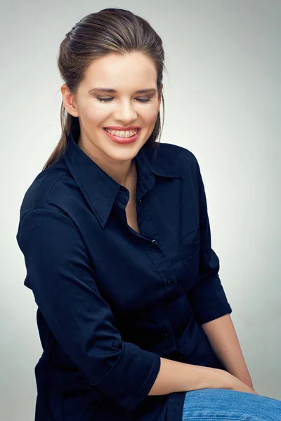 Portret Van Lachende Vrouw Met Accolades Tanden Dragen Zwarte Jurk — Stockfoto