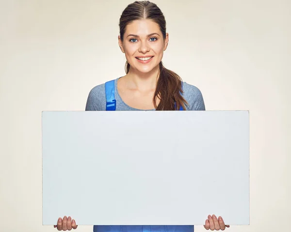 Jovem Sorrindo Mulher Vestindo Coverall Construtor Segurando Branco Banner Publicidade — Fotografia de Stock