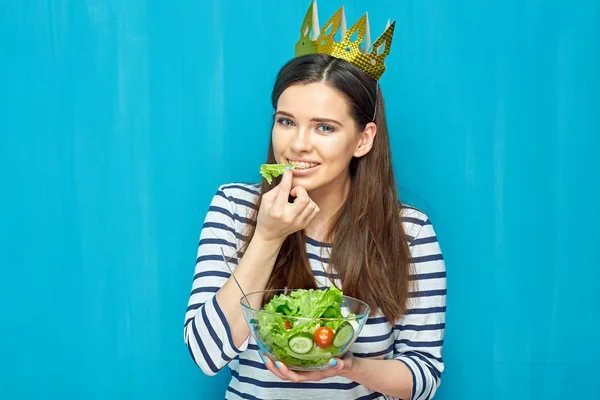 Leende Kvinna Krona Håller Skål Med Grönsallad Blå Vägg Bakgrund — Stockfoto