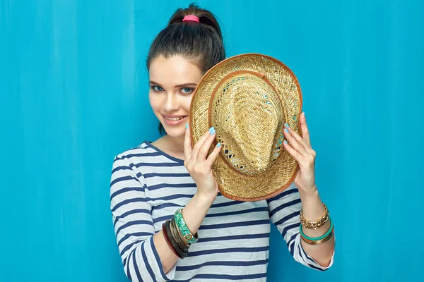 Mavi Duvar Arka Planda Kuyruk Saç Modeli Holding Şapkalı Kadın — Stok fotoğraf