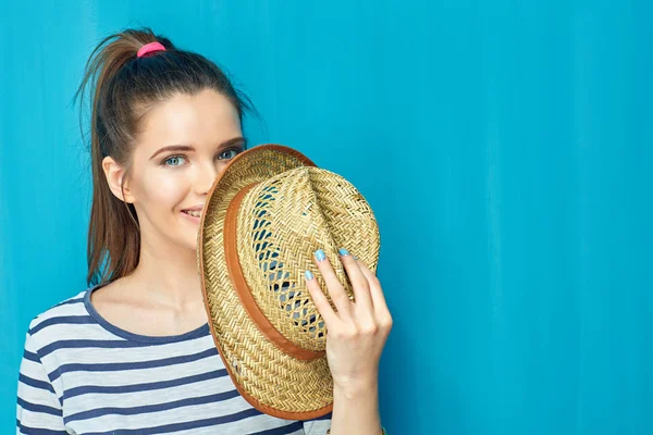 Retrato Belleza Mujer Con Peinado Cola Sosteniendo Sombrero Sobre Fondo — Foto de Stock