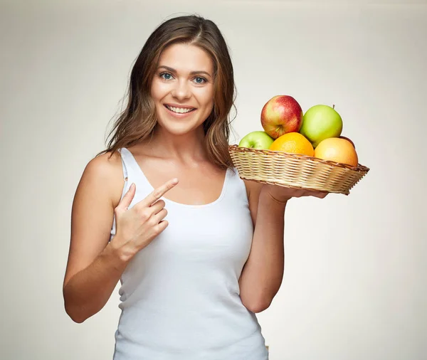 Donna Sorridente Singoletto Bianco Contenente Cesto Vimini Con Frutta — Foto Stock