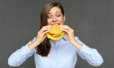 Kadın ısırma burger izole portre 