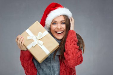 Kırmızı şapka giyen Noel hediyesi, holding mutlu Noel Baba kız. 