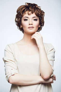 izole üzerinde beyaz arka plan poz kameraya bakarak bej elbiseli çekici kadın modeli