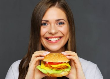 mavi gömlekli burger gri arka plan üzerinde tutarak aç işkadını portresi yakın çekim 