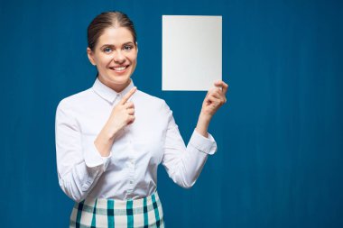 Gülümseyen iş işareti kart tutan.