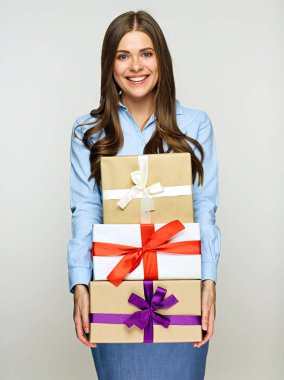 Yığın hediye kutusu tutan kadın.