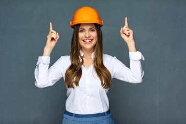 gülümseyen kadın Oluşturucusu mühendis işaret parmağı kopya alanı.