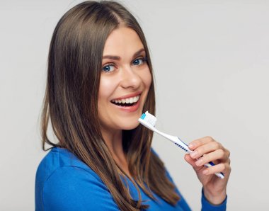 Dişlek gülümseyen kadın portresi kapatın 