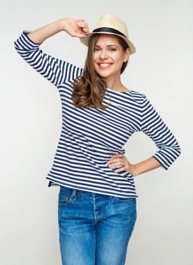 Hasır Meksika şapka izole üzerinde beyaz arka plan, yakın çekim poz forması giyen genç gülümseyen kadın portresi çizgili