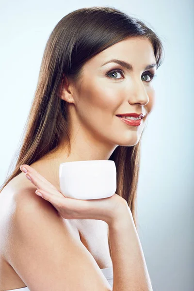 Retrato de cara de belleza de mujer sosteniendo crema de tarro . — Foto de Stock