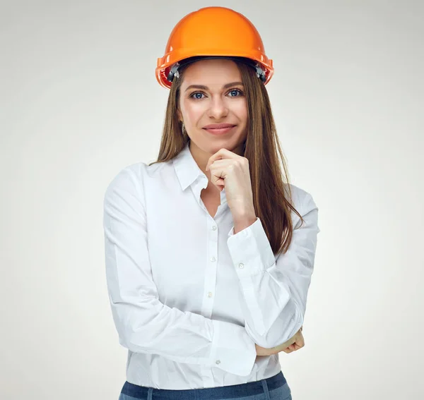 Portrait de la pensée femme d'affaires portant casque constructeur isola — Photo