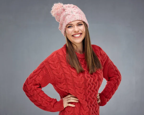 Portret van de jonge vrouw op grijze dragen in rode warme winter kleding. — Stockfoto