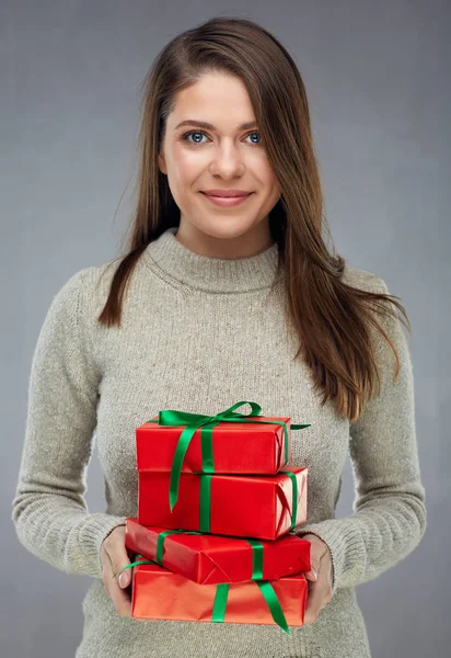 Lycklig kvinna tröja håller hög med julklappar. — Stockfoto